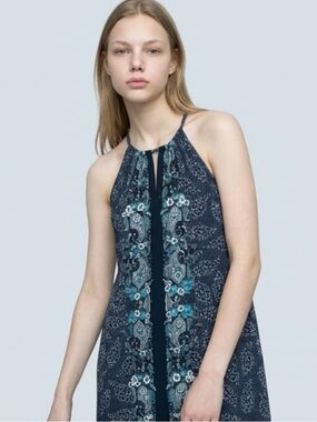 Max Edition sleeveless halter dress with stretch fabric and flowy drape Medium